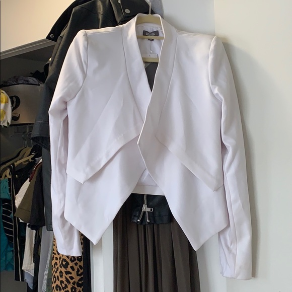 Clean, crisp white blazer w/ shoulder pads - Picture 5 of 7